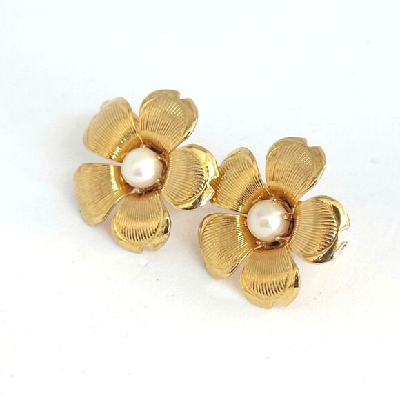 Gold Tone Flower Earrings Faux Pearl Center Clip On - Picture 2 of 5